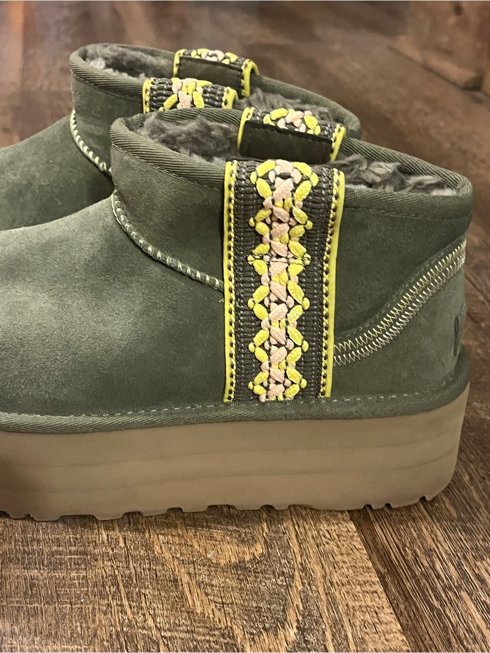 UGG Classic Ultra Mini
Platform Boot - Olive with Yellow & Pink Trim size 8 - Picture 4 of 13